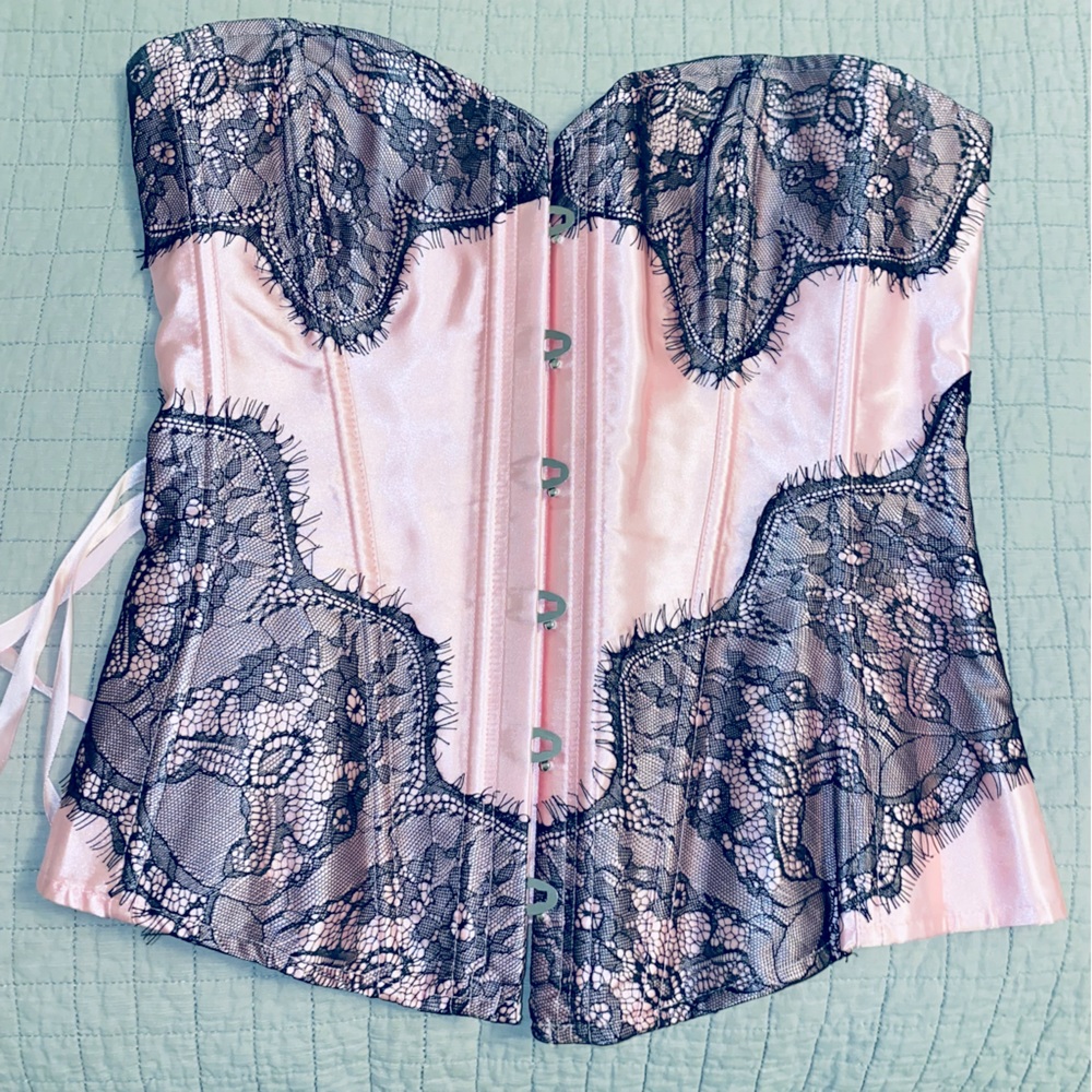 3 Corsets. Perfect condition.